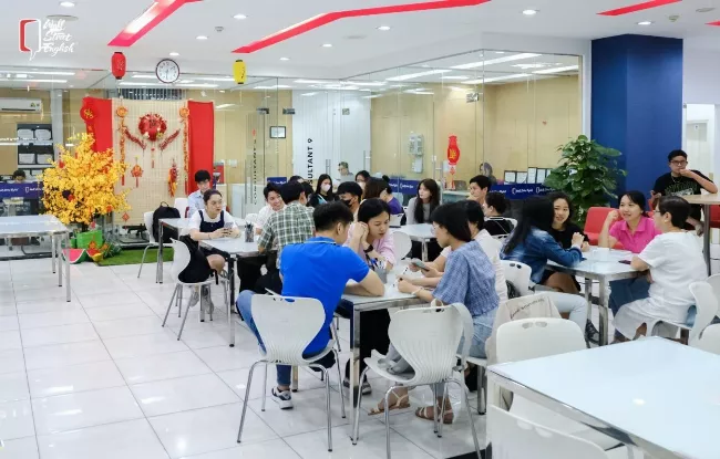 Người dùng tự tin hỏi ngân hàng tiếng Anh giao tiếp thành thạo